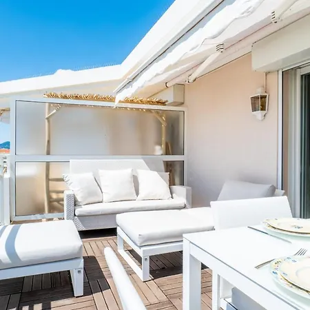 3-room Luxury With Pool And Sea View Steps From The Apartmán
