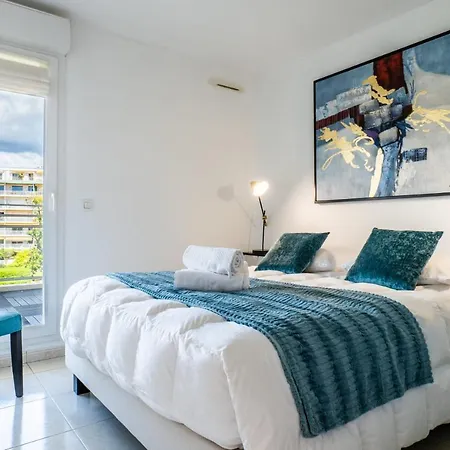 3-room Luxury With Pool And Sea View Steps From The