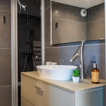 3-room Luxury With Pool And Sea View Steps From The Apartmán *