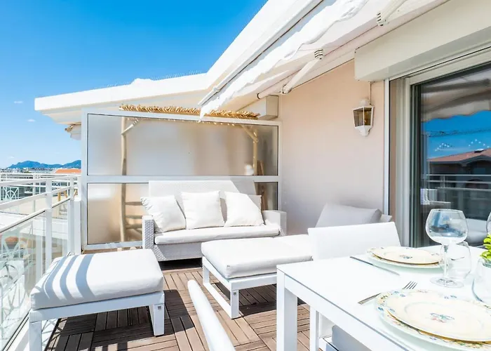 3-room Luxury With Pool And Sea View Steps From The Apartman