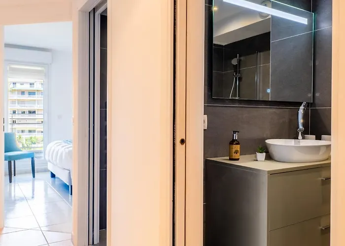 3-room Luxury With Pool And Sea View Steps From The *