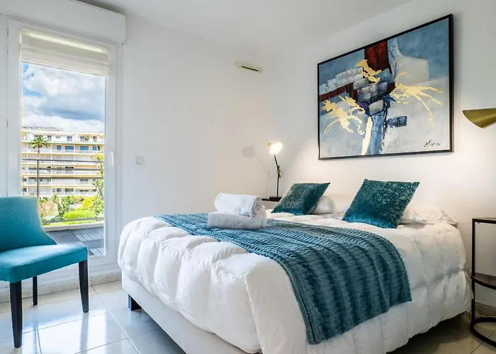 3-room Luxury With Pool And Sea View Steps From The