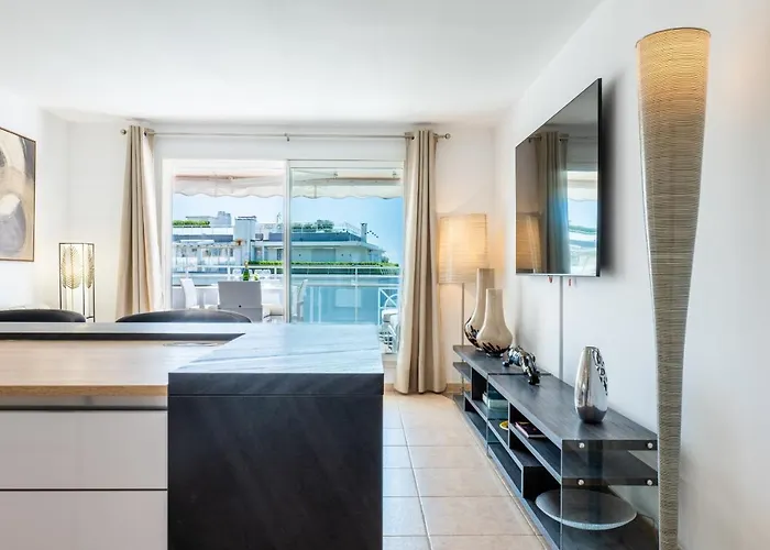 3-room Luxury With Pool And Sea View Steps From The Cannes