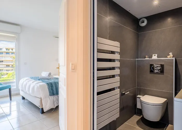 3-room Luxury With Pool And Sea View Steps From The *