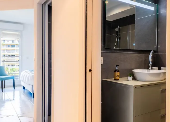 3-room Luxury With Pool And Sea View Steps From The *