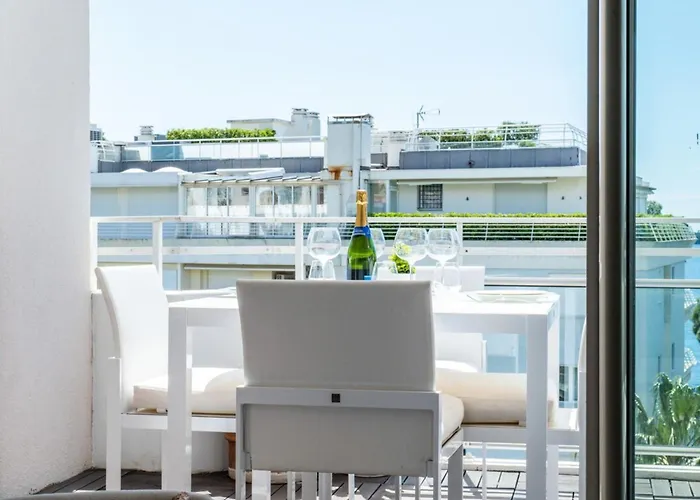 3-room Luxury With Pool And Sea View Steps From The