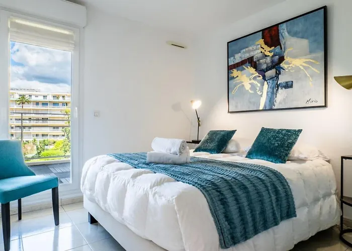 3-room Luxury With Pool And Sea View Steps From The *