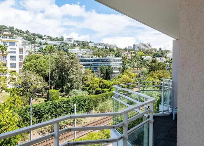 3-room Luxury With Pool And Sea View Steps From The