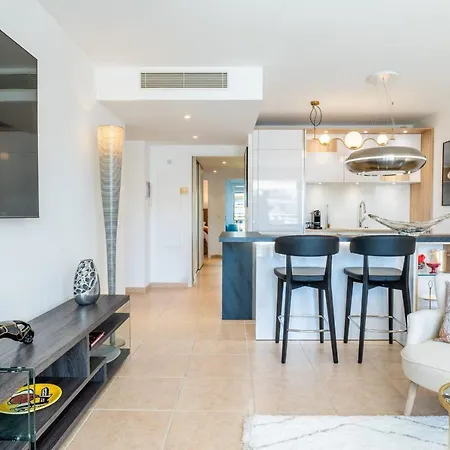 3-room Luxury With Pool And Sea View Steps From The