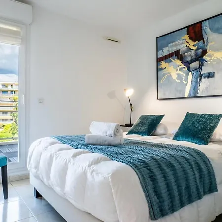 3-room Luxury With Pool And Sea View Steps From The *